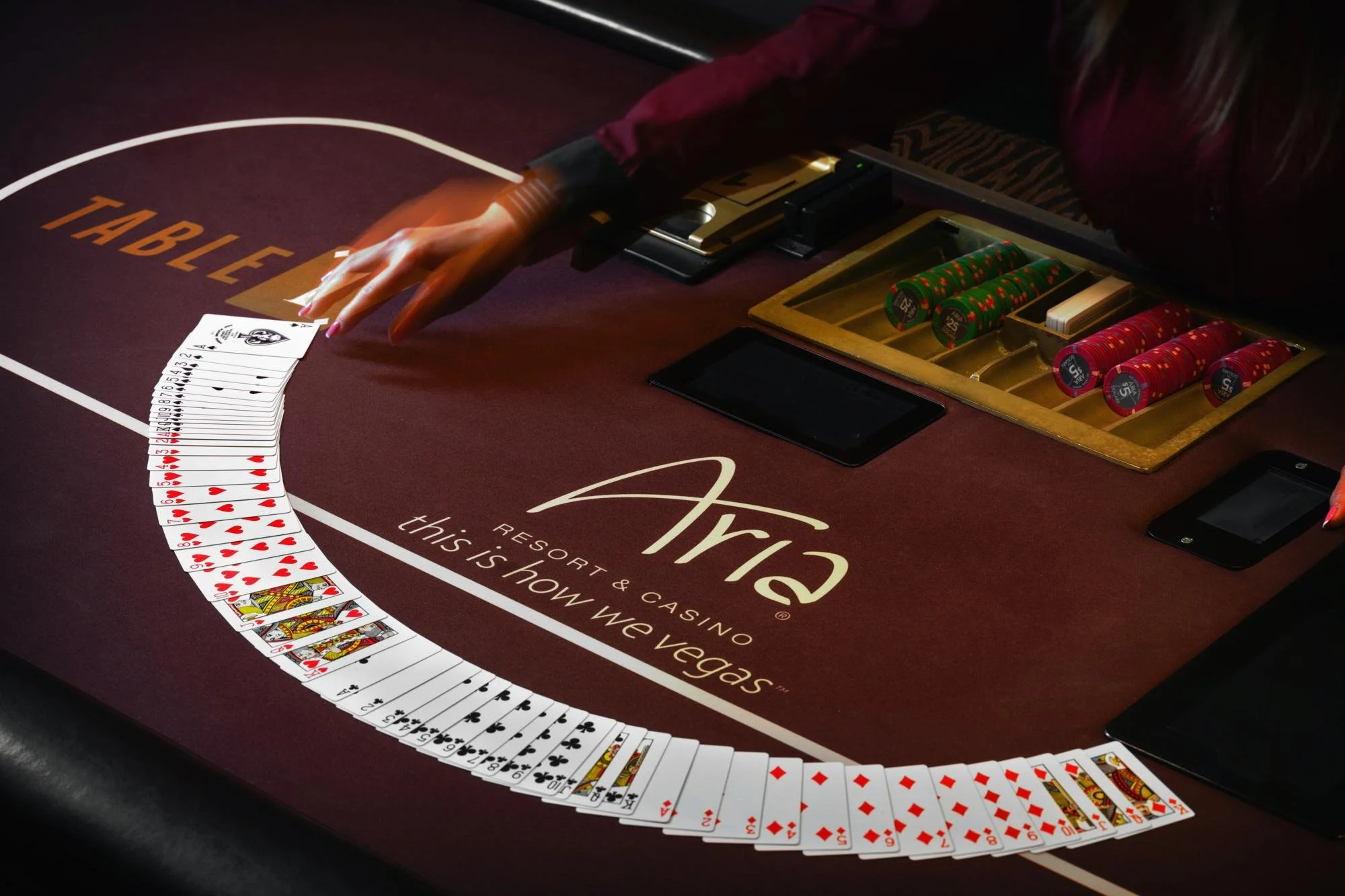 Live dealer ved roulette-bord
